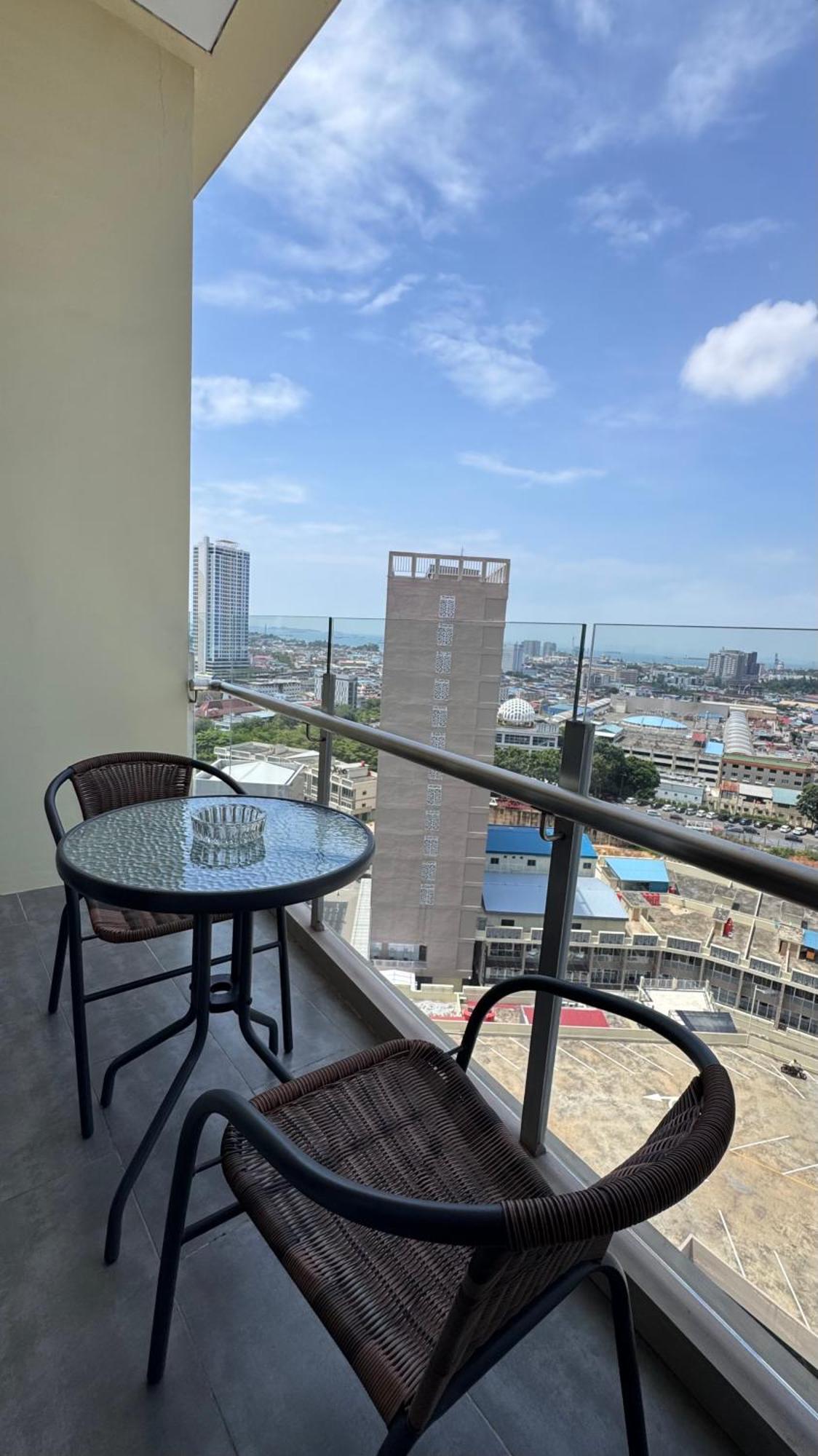 Nagoya Thamrin Apartment High Floor With View Exteriér fotografie